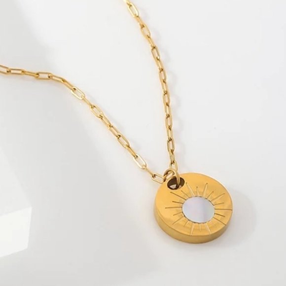 Jewelry - New 18K Gold Plated Round Natural Shell Sun Round Pendant Necklace